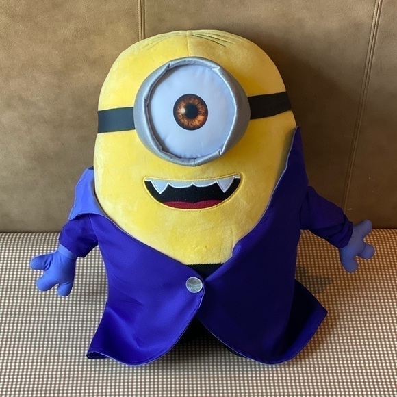 Despicable Me Halloween Dracula Minion Plush. LARGE - Picture 2 of 13